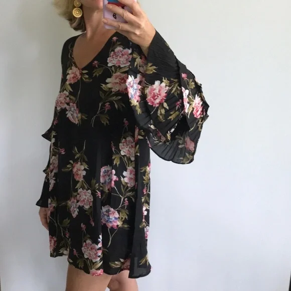 Floral Tiered Bell Sleeve Dress - Picture 4 of 6
